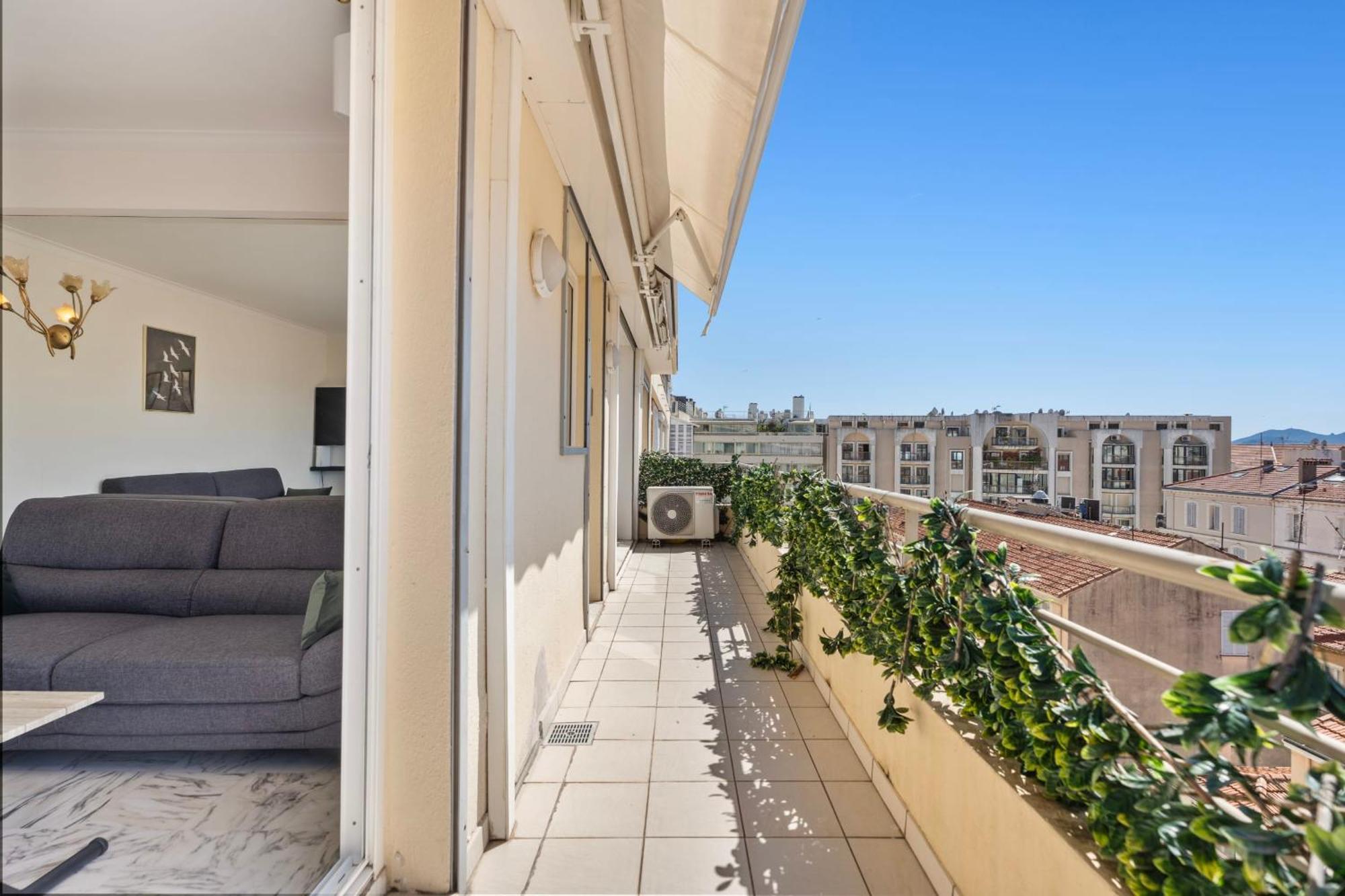Apartment Ref 1996 Croisette - Sea View For Rent *
